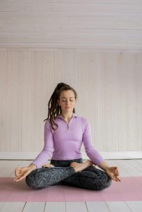 瞑想中の姿勢と表情筋の使い方が雰囲気に及ぼす影響